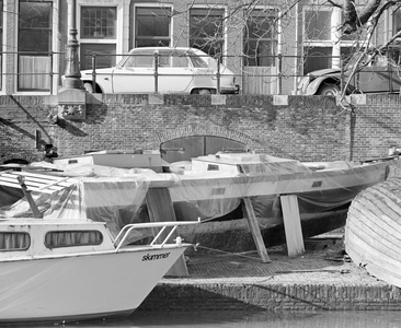 880427 Gezicht op het kleine scheepswerfje op de werf onder het pand Oudegracht 335 te Utrecht.